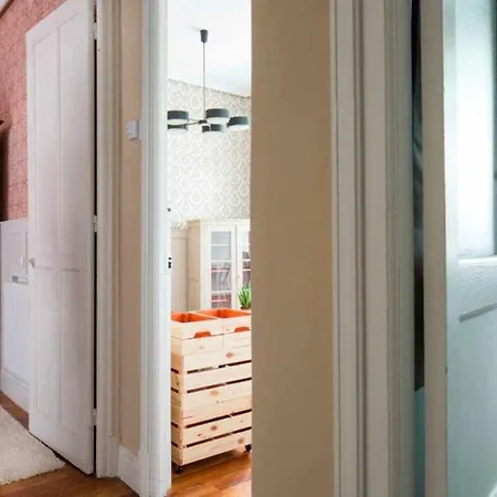 Kuia En Gran Bilbao Con Vistas A Un Parque *