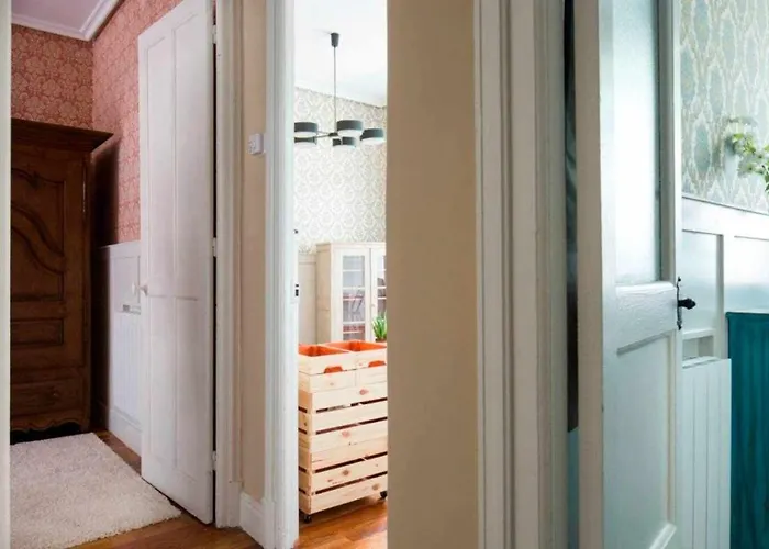 Kuia En Gran Bilbao Con Vistas A Un Parque *