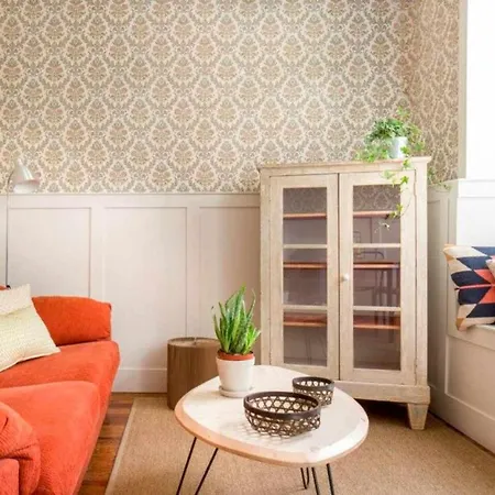 Kuia En Gran Bilbao Con Vistas A Un Parque *